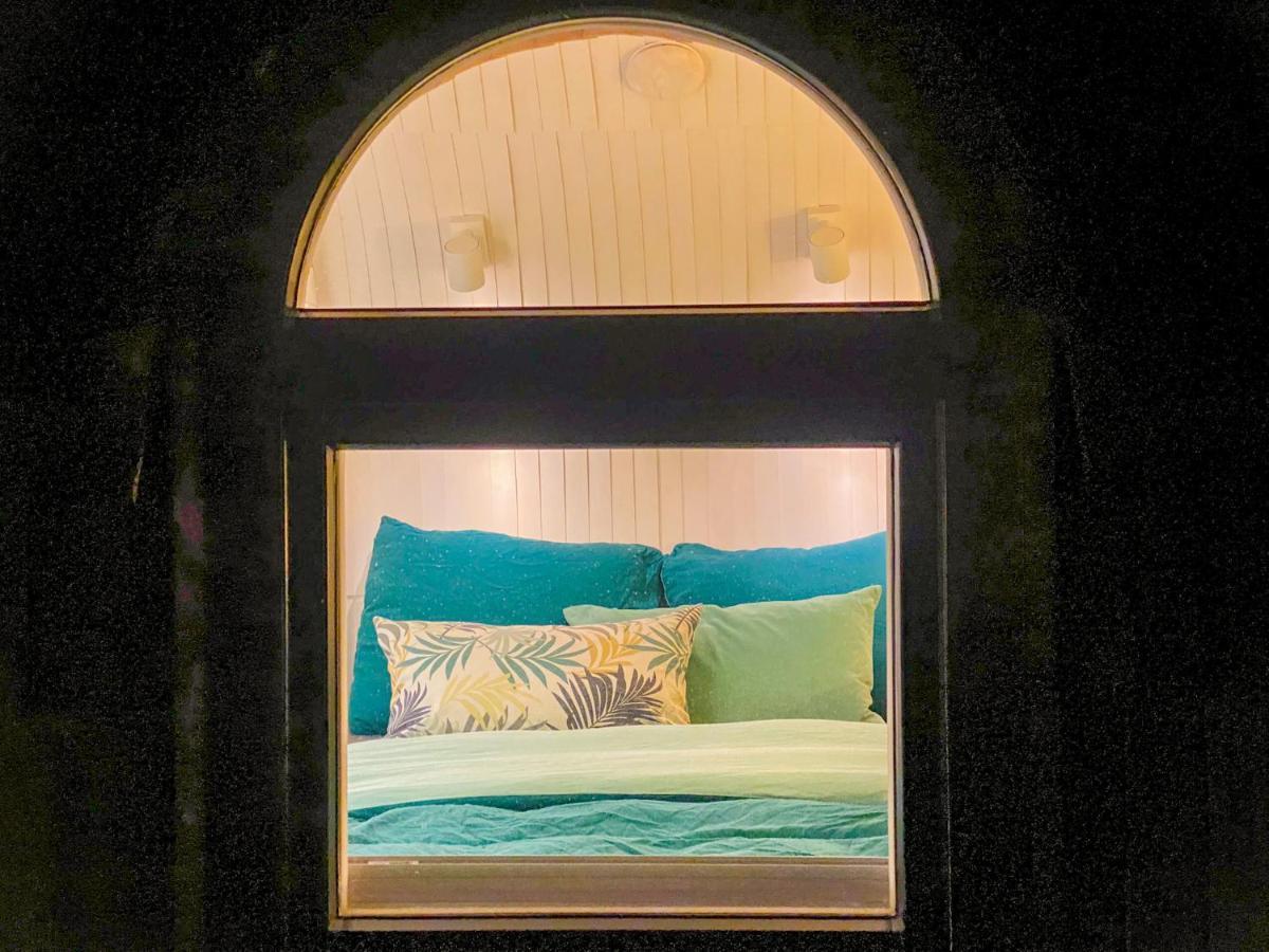 Bed & Wellness Klein Knorrestein: Romantic Tiny Houses with Private Wellness Almere Exterior photo