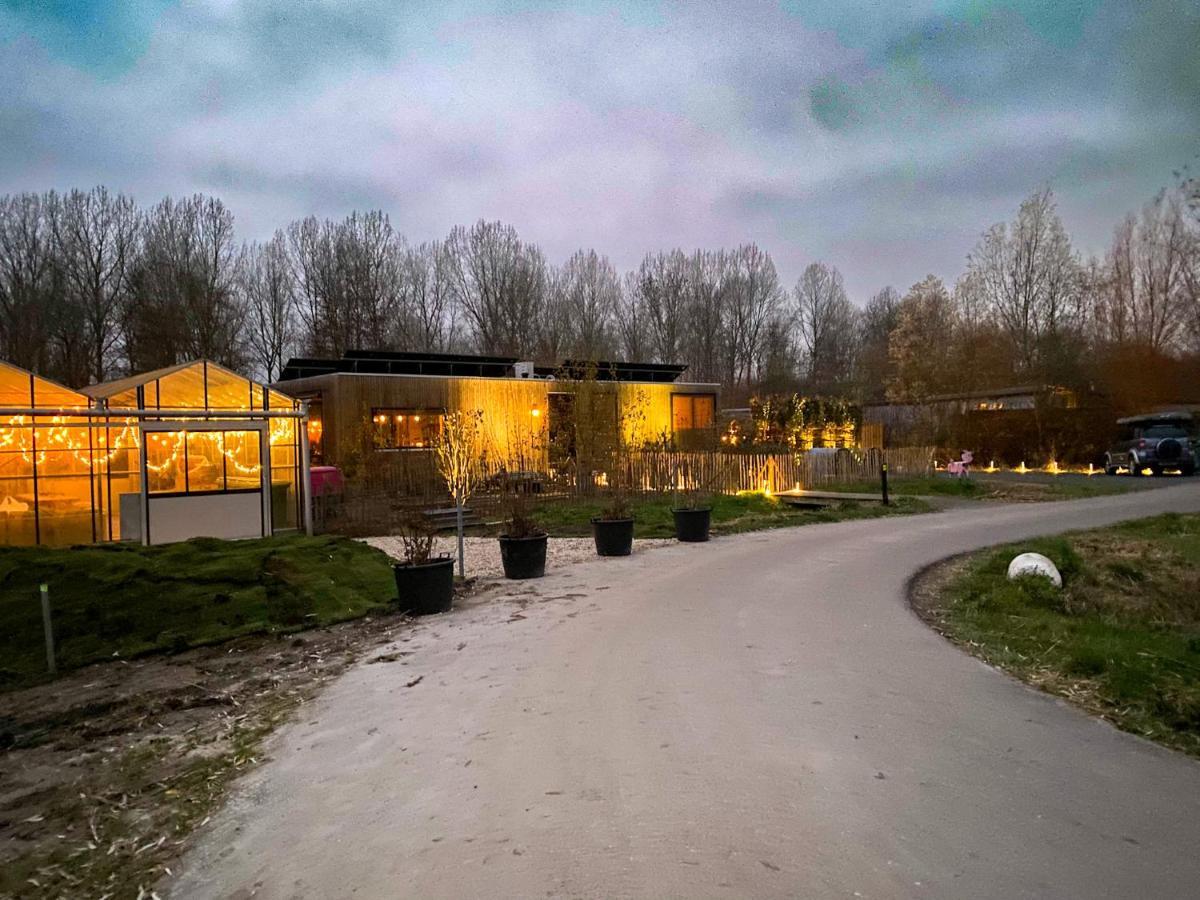 Bed & Wellness Klein Knorrestein: Romantic Tiny Houses with Private Wellness Almere Exterior photo