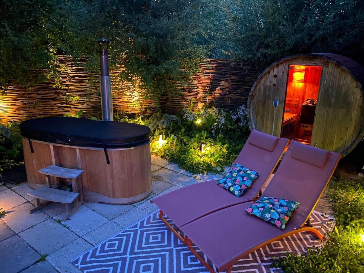 Bed & Wellness Klein Knorrestein: Romantic Tiny Houses with Private Wellness Almere Exterior photo